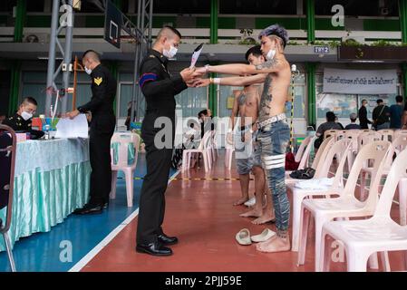 Bangkok, Thailand. 02. April 2023. Ein junger Mann bekommt eine körperliche Untersuchung während einer Wehreinberufung an der Wat Phai Tan School, Bangkok, thailand, am 2. April 2023. (Foto von Teera Noisakran/Pacific Press) Kredit: Pacific Press Media Production Corp./Alamy Live News Stockfoto