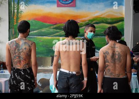 Bangkok, Thailand. 02. April 2023. Ein junger Mann bekommt eine körperliche Untersuchung während einer Wehreinberufung an der Wat Phai Tan School, Bangkok, thailand, am 2. April 2023. (Foto von Teera Noisakran/Pacific Press) Kredit: Pacific Press Media Production Corp./Alamy Live News Stockfoto