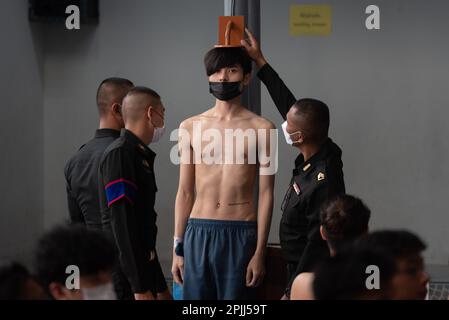 Bangkok, Thailand. 02. April 2023. Ein junger Mann bekommt eine körperliche Untersuchung während einer Wehreinberufung an der Wat Phai Tan School, Bangkok, thailand, am 2. April 2023. (Foto von Teera Noisakran/Pacific Press) Kredit: Pacific Press Media Production Corp./Alamy Live News Stockfoto