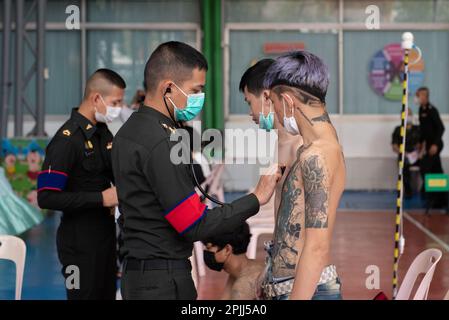 Bangkok, Thailand. 02. April 2023. Ein junger Mann bekommt eine körperliche Untersuchung während einer Wehreinberufung an der Wat Phai Tan School, Bangkok, thailand, am 2. April 2023. (Foto von Teera Noisakran/Pacific Press) Kredit: Pacific Press Media Production Corp./Alamy Live News Stockfoto