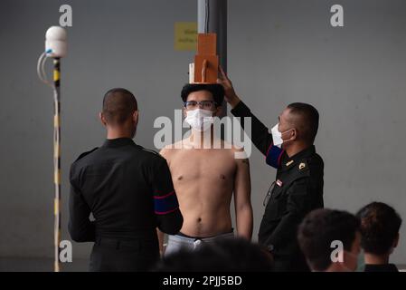 Bangkok, Thailand. 02. April 2023. Ein junger Mann bekommt eine körperliche Untersuchung während einer Wehreinberufung an der Wat Phai Tan School, Bangkok, thailand, am 2. April 2023. (Foto von Teera Noisakran/Pacific Press) Kredit: Pacific Press Media Production Corp./Alamy Live News Stockfoto