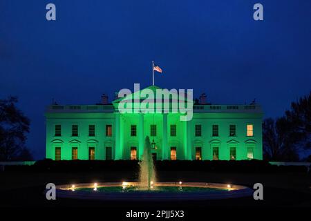 Das Weiße Haus wird am Mittwoch, den 17. März 2021, in Anerkennung des St. Patrick’s Day in grünes Licht gebracht. (Offizielles Foto des Weißen Hauses von Cameron Smith) Stockfoto