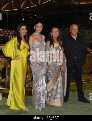 Mumbai, Indien. 31. März 2023. L-R indische Drehbuchautorin Shaheen Bhatt, Bollywood-Schauspielerin Alia Bhatt, britische Schauspielerin Soni Razdan und indischer Filmregisseur, Produzent und Drehbuchautor Mahesh Bhatt posieren bei der Eröffnung des Nita Mukesh Ambani Cultural Centre (NMACC) in Mumbai für ein Foto. Kredit: SOPA Images Limited/Alamy Live News Stockfoto