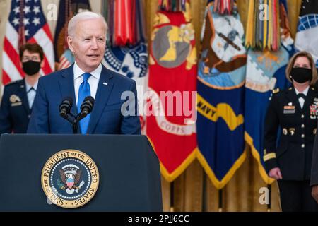 Präsident Joe Biden, Vizepräsident Kamala Harris, Verteidigungsminister Lloyd Austin, Gen. Jacqueline Van Ovost der US-Luftwaffe, Und die LT. General Laura Richardson der US-Armee hält während einer Veranstaltung, bei der die Kandidaten der Combatant Commander des Präsidenten am Montag, den 8. März 2021, im Ostsaal des Weißen Hauses bekannt gegeben werden. (Offizielles Foto des Weißen Hauses von Adam Schultz) Stockfoto