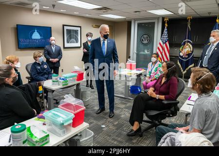 Präsident Joe Biden spricht mit Veteranen und VA-Mitarbeitern während einer Unterweisung über den Impfprozess Montag, den 8. März 2021, im Washington DC Veterans Affairs Medical Center in Washington, D.C. (Offizielles Foto des Weißen Hauses von Adam Schultz) Stockfoto