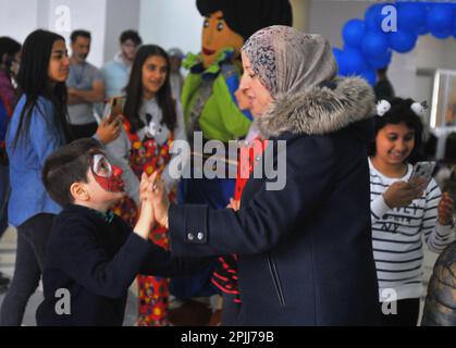 Tunis, Tunesien. 2. April 2023. Am 2. April 2023 besuchen Menschen eine Aktivität für autistische Kinder und ihre Eltern in Tunis, Tunesien. Der World Autismus Awareness Day findet jährlich am 2. April statt. Kredit: Adel Ezzine/Xinhua/Alamy Live News Stockfoto