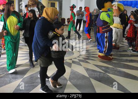 Tunis, Tunesien. 2. April 2023. Am 2. April 2023 besuchen Menschen eine Aktivität für autistische Kinder und ihre Eltern in Tunis, Tunesien. Der World Autismus Awareness Day findet jährlich am 2. April statt. Kredit: Adel Ezzine/Xinhua/Alamy Live News Stockfoto