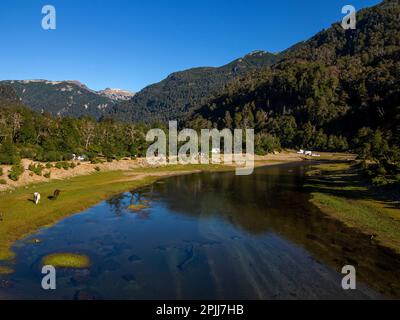 Campinggebiet am Ufer des Flusses Pichi Traful, Nahuel Huapi National Park, Seven Lakes Road, Provinz Neuqén, Argentinien Stockfoto