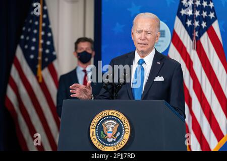 Alex Gorsky, CEO von Johnson & Johnson, sieht sich an, während Präsident Joe Biden am Mittwoch, dem 10. März 2021, im South Court Auditorium im Eisenhower Executive Office Building im Weißen Haus Kommentare zur COVID-19-Impfstoffproduktion abgibt. (Offizielles Foto des Weißen Hauses von Adam Schultz) Stockfoto