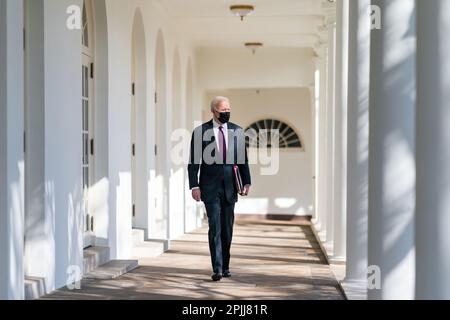 Präsident Joe Biden geht entlang der Kolonnade des Weißen Hauses Dienstag, 23. Februar 2021, zum Oval Office. (Offizielles Foto des Weißen Hauses von Adam Schultz) Stockfoto