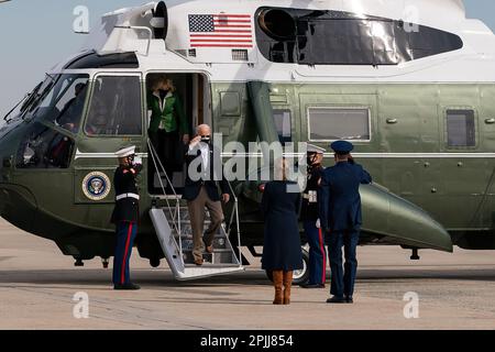 Präsident Joe Biden, zusammen mit First Lady Jill Biden, begrüßt US Air Force Col. Stephen Snelson und seine Frau Catherine, als er Marine an einem Freitag, 26. Februar 2021, auf der Joint Base Andrews, Maryland vor der Abreise nach Houston aussteigt. (Offizielles Foto des Weißen Hauses von Katie Ricks) Stockfoto