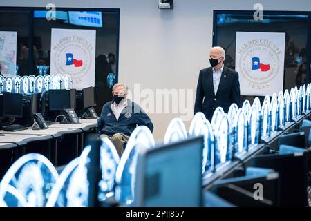 Präsident Joe Biden geht mit Texas Gov. Greg Abbott Freitag, 26. Februar 2021, im Harris County Emergency Operations Center in Houston. (Offizielles Foto des Weißen Hauses von Adam Schultz) Stockfoto