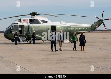 Präsident Joe Biden und First Lady Jill Biden werden von Marine One vom US Air Force Col. Stephen Snelson und seiner Frau Catherine auf der Joint Base Andrews, Maryland, am Freitag, den 26. Februar 2021, begleitet, bevor sie an Bord der Air Force One gehen, um ihre Reise nach Houston zu beginnen. (Offizielles Foto des Weißen Hauses von Katie Ricks) Stockfoto