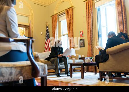 Vizepräsidentin Kamala Harris überprüft ihre Notizen mit Mitarbeitern am Samstag, 27. Februar 2021, im Feierlichen Büro des Vizepräsidenten im Eisenhower Executive Office Building im Weißen Haus. (Offizielles Foto des Weißen Hauses von Lawrence Jackson) Stockfoto