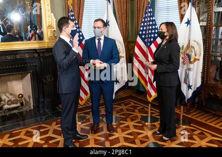 Vizepräsident Kamala Harris schwört in Pete Buttigieg als Sekretär für Verkehr Mittwoch, 3. Februar 2021, im Feierlichen Büro des Vizepräsidenten im Eisenhower Executive Office Building im Weißen Haus. Der Ehemann von Sekretär Buttigieg nimmt Teil. (Offizielles Foto des Weißen Hauses von Lawrence Jackson) Stockfoto