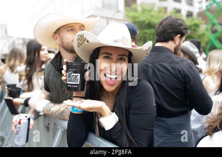 Austin, Texas, USA. 29. März 2023. Fans der texanischen Country-Musik genießen am 29. März 2023 die Aufzeichnung der Country Music Television (CMT) Awards in der Innenstadt von Austin, TX. Auf der Congress Avenue eroberten 3.000 Musikliebhaber Urban, ein australischer Einheimischer, und andere CMT Country-Stars im Schatten des Texas Capitol. (Kreditbild: © Bob Daemmrich/ZUMA Press Wire) NUR REDAKTIONELLE VERWENDUNG! Nicht für den kommerziellen GEBRAUCH! Stockfoto