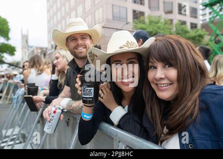 Austin, Texas, USA. 29. März 2023. Fans der texanischen Country-Musik genießen am 29. März 2023 die Aufzeichnung der Country Music Television (CMT) Awards in der Innenstadt von Austin, TX. Auf der Congress Avenue eroberten 3.000 Musikliebhaber Urban, ein australischer Einheimischer, und andere CMT Country-Stars im Schatten des Texas Capitol. (Kreditbild: © Bob Daemmrich/ZUMA Press Wire) NUR REDAKTIONELLE VERWENDUNG! Nicht für den kommerziellen GEBRAUCH! Stockfoto