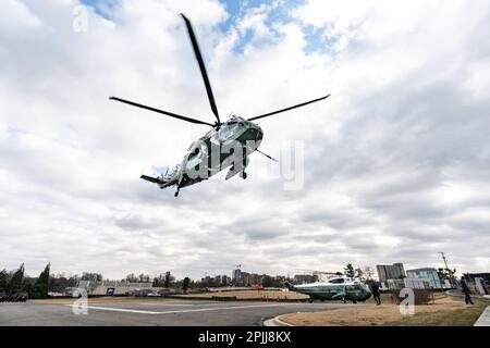 Marine One trägt Präsident Joe Biden verlässt Walter Reed National Military Medical Center in Bethesda, Maryland Freitag, 29. Januar 2021, auf dem Weg zum Weißen Haus. (Offizielles Foto des Weißen Hauses von Adam Schultz) Stockfoto