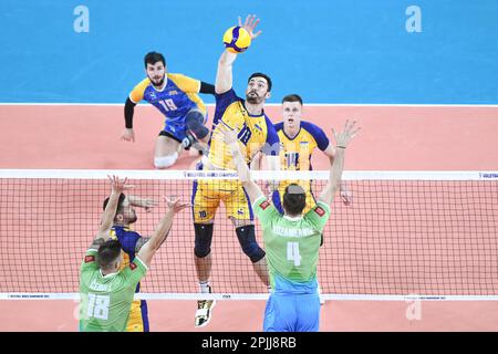 Yurii Semeniuk (Ukraine) Klemen Cebulj, Jan Kozamernik (Slowenien). Volleyball-Weltmeisterschaft 2022. Viertelfinale Stockfoto