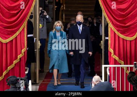 P012021CK-0355: Der designierte Präsident Joe Biden und Dr. Jill Biden kommen am Mittwoch, den 20. Januar 2021, zur Amtseinführung des Präsidenten 59. in den USA Capitol in Washington, D.C. (Offizielles Foto des Weißen Hauses von Chuck Kennedy) Stockfoto