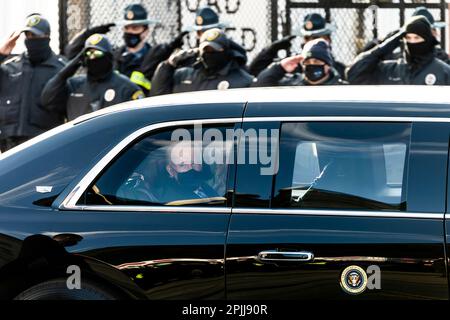 P20210120AC-0176: Präsident Joe Biden blickt am Mittwoch, den 20. Januar 2021, aus dem Fenster der Präsidentenlimousine, während er während der Eröffnungsparade durch Washington D.C. mit einer Autokolonne unterwegs ist (Offizielles Foto des Weißen Hauses von Ana Isabel Martinez Chamorro) Stockfoto