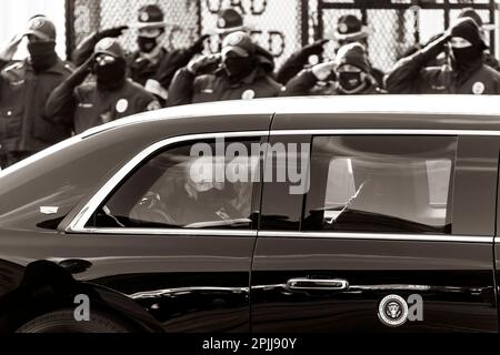 P20210120AC-0176: Präsident Joe Biden blickt am Mittwoch, den 20. Januar 2021, aus dem Fenster der Präsidentenlimousine, während er während der Eröffnungsparade durch Washington D.C. mit einer Autokolonne unterwegs ist (Offizielles Foto des Weißen Hauses von Ana Isabel Martinez Chamorro) Stockfoto