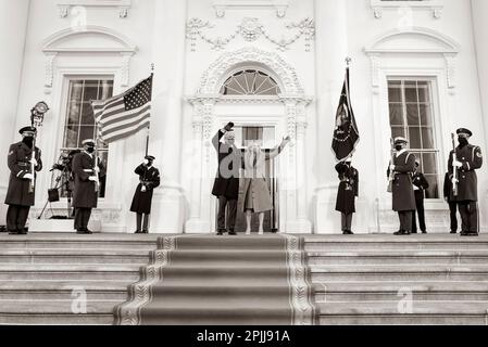 P20210120CM-1307: Präsident Joe Biden und First Lady Dr. Jill Biden winken am Mittwoch, den 20. Januar 2021, von den Stufen des nördlichen Portico des Weißen Hauses, nach der Ankunft im Weißen Haus zum ersten Mal am Tag der Amtseinführung. (Offizielles Foto des Weißen Hauses von Cherris May) Stockfoto