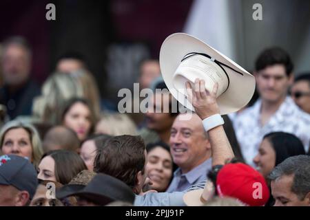 Austin, Texas, USA. 29. März 2023. Fans der texanischen Country-Musik genießen am 29. März 2023 die Aufzeichnung der Country Music Television (CMT) Awards in der Innenstadt von Austin, TX. Auf der Congress Avenue eroberten 3.000 Musikliebhaber Urban, ein australischer Einheimischer, und andere CMT Country-Stars im Schatten des Texas Capitol. (Kreditbild: © Bob Daemmrich/ZUMA Press Wire) NUR REDAKTIONELLE VERWENDUNG! Nicht für den kommerziellen GEBRAUCH! Stockfoto