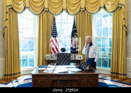 P20210122AS-0386: Präsident Joe Biden spricht am Freitag, den 22. Januar 2021, im Oval Office des Weißen Hauses mit dem mexikanischen Präsidenten Andrés Manuel López Obrador am Telefon. (Offizielles Foto des Weißen Hauses von Adam Schultz) Stockfoto