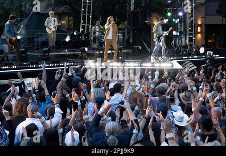 Austin, Texas, USA. 29. März 2023. Country-Songwriter TYLER HUBBARD tritt am 29. März 2023 auf der Bühne auf, während einer Aufzeichnung der Country Music Television (CMT) Awards in der Innenstadt von Austin, TX. 3.000 Musikliebhaber kamen auf der Congress Avenue an, um Hubbard, 36 und andere CMT Country-Stars im Schatten des Texas Capitol zu hören. (Kreditbild: © Bob Daemmrich/ZUMA Press Wire) NUR REDAKTIONELLE VERWENDUNG! Nicht für den kommerziellen GEBRAUCH! Stockfoto