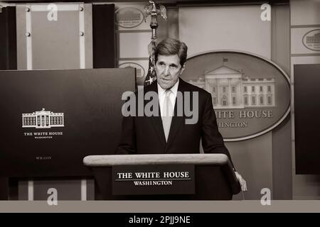 P20210127CW-0063: Sondergesandter für Klima John Kerry nimmt am Mittwoch, den 27. Januar 2021, an einem Briefing im James S. Brady Press Briefing Room des Weißen Hauses Teil. (Offizielles Foto des Weißen Hauses von Chandler West) Stockfoto