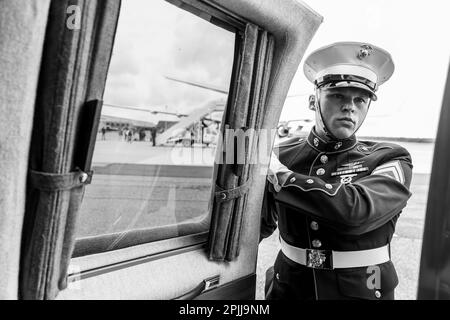 Eine US-Marine hält die Tür zur Nighthawk-2 am Freitag, den 4. Juni 2021, auf dem Luftwaffenstützpunkt Dover in Dover, Delaware, offen, bevor Präsident Joe Biden und First Lady Jill Biden auf dem Weg zur Joint Base Andrews, Maryland, an Bord der Air Force One gehen. (Offizielles Foto des Weißen Hauses von Adam Schultz) Stockfoto