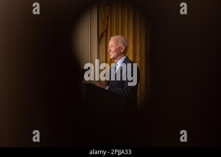 Präsident Joe Biden nimmt am Mittwoch, den 2. Juni 2021, Videoansprachen im Ostsaal des Weißen Hauses auf. (Offizielles Foto des Weißen Hauses von Cameron Smith) Stockfoto