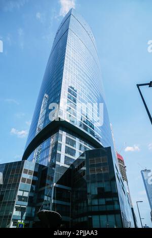 Federation Tower im Geschäftsviertel Moskau City. Blick von unten auf den Wolkenkratzer auf blauem Himmel. Moskau. Russland Stockfoto