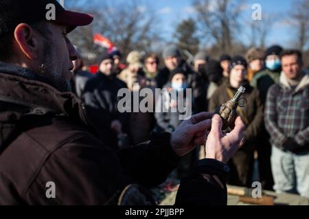 Kiew, Ukraine. 13. Februar 2022. Ein territorialer Verteidigungskämpfer demonstriert bei einer Übung für Zivilisten eine Handgranate, die an einem städtischen Strand in Kiew trainiert wird, während eine russische Invasion der Ukraine droht. (Foto: James McGill/SOPA Images/Sipa USA) Guthaben: SIPA USA/Alamy Live News Stockfoto