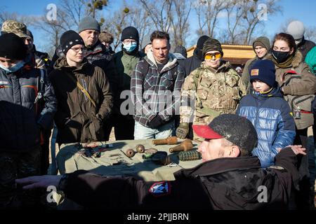 Kiew, Ukraine. 13. Februar 2022. Ein territorialer Verteidigungskämpfer demonstriert während einer Übung für Zivilisten Handgranaten, die inmitten der Bedrohung durch eine russische Invasion der Ukraine an einem städtischen Strand in Kiew trainiert werden. (Foto: James McGill/SOPA Images/Sipa USA) Guthaben: SIPA USA/Alamy Live News Stockfoto