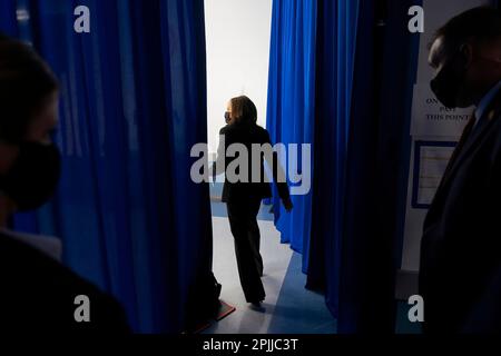 Vizepräsident Kamala Harris hält am Freitag, den 23. April 2021, im IBEW Training Center in Concord, New Hampshire, eine Rede. (Offizielles Foto des Weißen Hauses von Lawrence Jackson) Stockfoto
