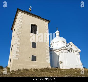 Heiliger Berg oder Svaty kopecek mit Kapelle des Heiligen Sebastian, Blick von der Stadt Mikulov in Tschechien Stockfoto