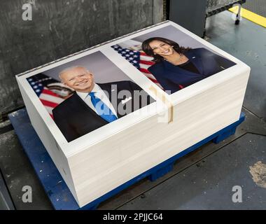 Stapel der offiziellen Porträts von Präsident Joe Biden und Vizepräsident Kamala Harris sind am Donnerstag, den 13. Mai 2021, in der Regierungsdruckerei in Washington, D.C. zu sehen (Offizielles Foto des Weißen Hauses von Carlos Fyfe) Stockfoto