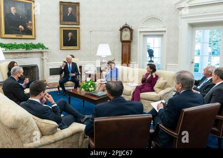 Präsident Joe Biden, Vizepräsidentin Kamala Harris, Verkehrsminister Pete Buttigieg, Handelsministerin Gina Raimondo und Senatoren der GOP entfernen ihre Masken bei einem Treffen über Infrastruktur am Donnerstag, den 13. Mai 2021, im Oval Office des Weißen Hauses. (Offizielles Foto des Weißen Hauses von Adam Schultz) Stockfoto