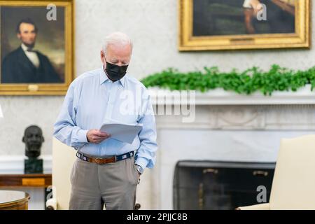 Präsident Joe Biden nimmt am Samstag, dem 10. April 2021, im Oval Office des Weißen Hauses Teil und trifft sich mit Bob Bauer und seinen Mitarbeitern. (Offizielles Foto des Weißen Hauses von Cameron Smith) Stockfoto