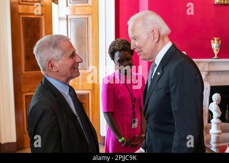 Präsident Joe Biden nimmt am Montag, den 17. Mai 2021, im Roten Raum des Weißen Hauses an einem Q&A-Rathaus Teil. (Offizielles Foto des Weißen Hauses von Adam Schultz) Stockfoto