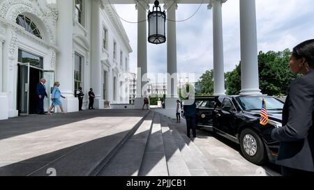 Präsident Joe Biden und First Lady Jill Biden verlassen den Nordportikus des Weißen Hauses über eine Autokolonne auf dem Weg nach Alexandria, Virginia, am Freitag, den 28. Mai 2021. (Offizielles Foto des Weißen Hauses von Carlos Fyfe) Stockfoto