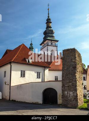 Pelhrimov Stadt, alte Häuser, St. Bartholomäus-Kirche und Überbleibsel der Stadtmauern Stockfoto