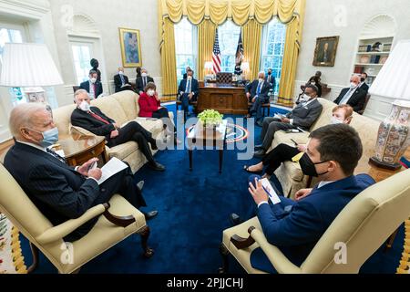 Präsident Joe Biden spricht mit dem Verkehrsminister Pete Buttigieg, nachdem er am Montag, dem 19. April 2021, an einem zweiparteiigen Zweikammertreffen mit ehemaligen Gouverneuren und Bürgermeistern im Oval Office des Weißen Hauses teilgenommen hat. (Offizielles Foto des Weißen Hauses von Adam Schultz) Stockfoto