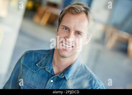 Geboren und aufgewachsen in der Geschäftswelt. Porträt eines jungen Geschäftsmannes, der in seinem Büro steht. Stockfoto