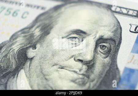 Nahaufnahme Portrait von Benjamin Franklin auf der Hundert Dollar Bill. Hintergrund des Geldes. 100 Dollar Bill mit Benjamin Franklin Augen Makro Stockfoto