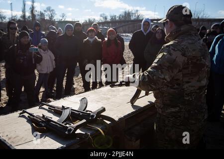 Kiew, Ukraine. 13. Februar 2022. Ein territorialer Verteidigungskämpfer demonstriert während einer Übung für Zivilisten, die mit einer russischen Invasion der Ukraine an einem städtischen Strand in Kiew droht, einen Angriff der AK-47 abzubauen. (Credit Image: © James McGill/SOPA Images via ZUMA Press Wire) NUR ZUR REDAKTIONELLEN VERWENDUNG! Nicht für den kommerziellen GEBRAUCH! Stockfoto