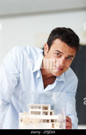 Er ist sich des Designs sicher. Ein junger männlicher Architekt, der im Büro arbeitet. Stockfoto