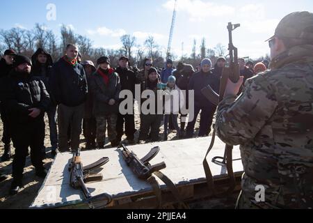 Kiew, Ukraine. 13. Februar 2022. Ein territorialer Verteidigungskämpfer demonstriert während einer Übung für Zivilisten, die mit einer russischen Invasion der Ukraine an einem städtischen Strand in Kiew droht, einen Angriff der AK-47 abzubauen. (Credit Image: © James McGill/SOPA Images via ZUMA Press Wire) NUR ZUR REDAKTIONELLEN VERWENDUNG! Nicht für den kommerziellen GEBRAUCH! Stockfoto